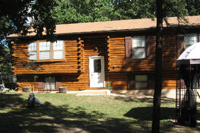 Mittelgroße, Zweistöckige Holzfassade Haus mit brauner Fassadenfarbe in St. Louis