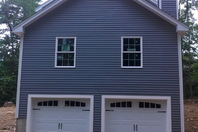 Zweistöckiges Modernes Haus mit Vinylfassade, grauer Fassadenfarbe und Satteldach in Boston