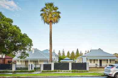 Großes, Zweistöckiges Klassisches Einfamilienhaus mit Mix-Fassade, weißer Fassadenfarbe, Walmdach und Blechdach in Perth