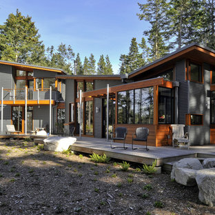 Modernes Haus mit Holzfassade und Schmetterlingsdach in Seattle