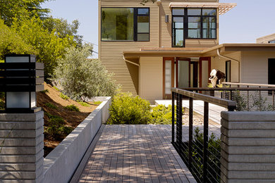 Zweistöckiges Modernes Haus mit brauner Fassadenfarbe in San Francisco