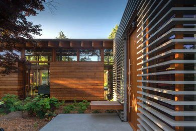 Стильный дизайн: частный загородный дом в стиле модернизм с комбинированной облицовкой - последний тренд