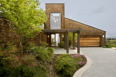 Idee per la facciata di una casa grande contemporanea a due piani con rivestimento in legno