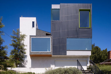 ロサンゼルスにあるコンテンポラリースタイルのおしゃれな三階建ての家 (混合材サイディング) の写真