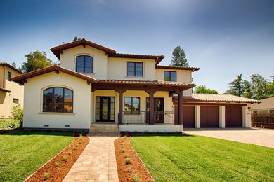 Exemple d'une grande façade de maison chic à un étage.