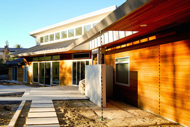 Источник вдохновения для домашнего уюта: большой, двухэтажный, деревянный, коричневый дом в стиле модернизм с плоской крышей
