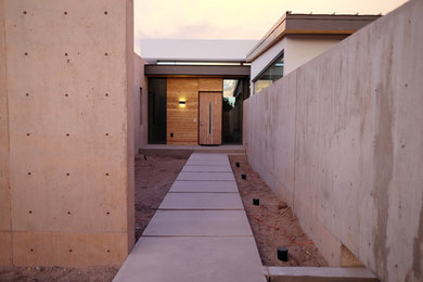 Imagen de fachada blanca contemporánea de tamaño medio de una planta