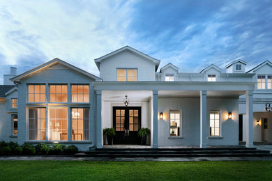 Exemple d'une grande façade de maison blanche chic à un étage avec un revêtement mixte, un toit à deux pans et un toit en shingle.