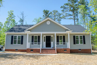 Foto de fachada de casa gris clásica de tamaño medio de una planta con revestimiento de vinilo, tejado a la holandesa y tejado de teja de madera
