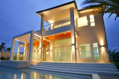 Diseño de fachada de casa blanca moderna grande de dos plantas con tejado de teja de barro y tejado plano