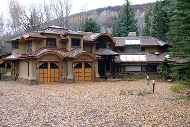 Foto della facciata di una casa verde eclettica a due piani di medie dimensioni con rivestimento in stucco e tetto a capanna
