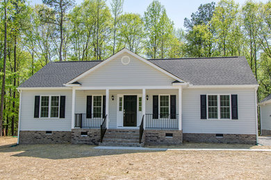 Mittelgroßes, Einstöckiges Country Einfamilienhaus mit Vinylfassade, grauer Fassadenfarbe, Halbwalmdach und Schindeldach in Richmond
