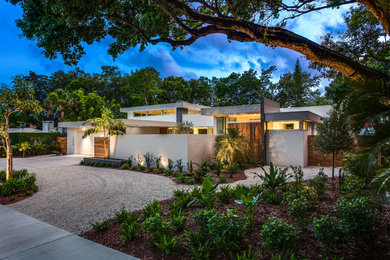 Einstöckiges Haus mit Putzfassade, weißer Fassadenfarbe und Flachdach in Tampa