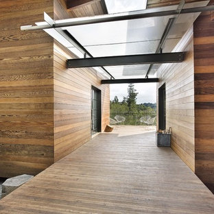 Esempio della facciata di una casa moderna con rivestimento in legno