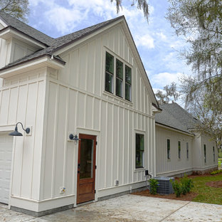 Mittelgroßes, Einstöckiges, Weißes Klassisches Haus mit Faserzement-Fassade und Mansardendach in Jacksonville
