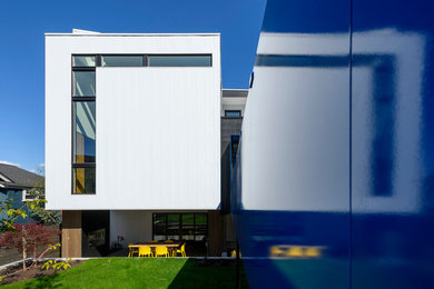 Modelo de fachada de casa multicolor moderna de tamaño medio de tres plantas con revestimiento de metal y tejado plano