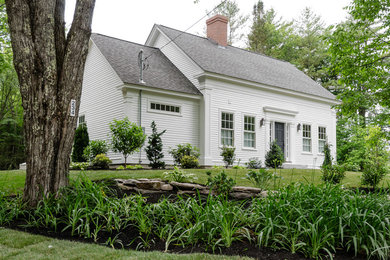 Стильный дизайн: двухэтажный, деревянный, белый дом среднего размера в стиле кантри с двускатной крышей - последний тренд