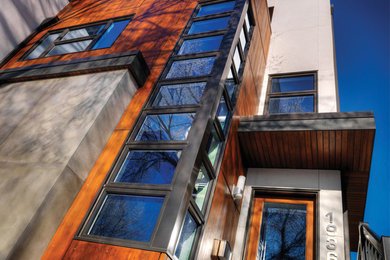 Großes Klassisches Haus mit Putzfassade und beiger Fassadenfarbe in Calgary
