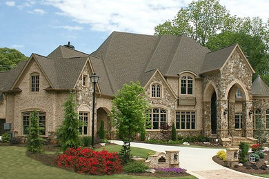 Idee per la facciata di una casa ampia beige classica a due piani con rivestimento in mattoni