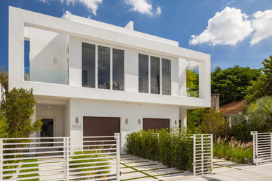 Modelo de fachada de casa blanca contemporánea de dos plantas con tejado plano