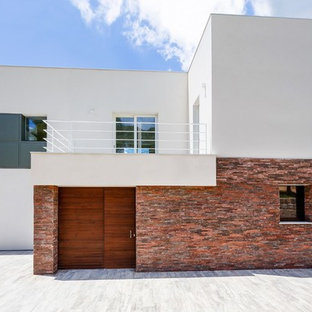 Idee per la facciata di una casa grande bianca mediterranea a due piani con rivestimenti misti e tetto piano