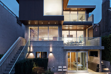Foto de fachada minimalista de tamaño medio de tres plantas con revestimiento de hormigón