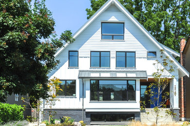 バンクーバーにある北欧スタイルのおしゃれな家の外観の写真