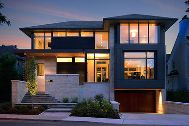 Exemple d'une grande façade de maison grise moderne à deux étages et plus avec un revêtement mixte.