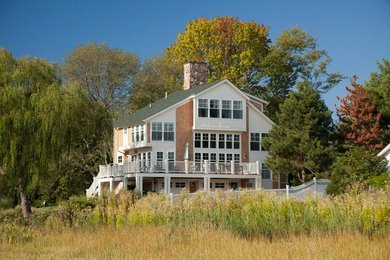 Ejemplo de fachada de casa blanca clásica de tres plantas con revestimiento de madera, tejado a dos aguas y tejado de teja de madera