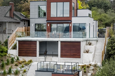 Idées déco pour une façade de maison multicolore contemporaine à deux étages et plus avec un revêtement mixte et un toit plat.
