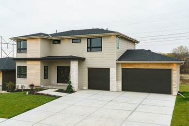 Foto de fachada de casa beige minimalista de tamaño medio de dos plantas con revestimientos combinados, tejado a cuatro aguas y tejado de teja de madera