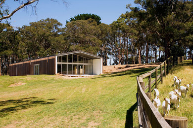 Mittelgroße, Einstöckige Country Holzfassade Haus mit Satteldach in Melbourne