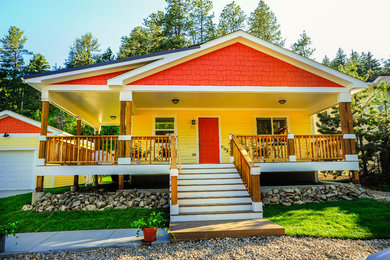 Einstöckiges Rustikales Haus mit gelber Fassadenfarbe in Denver