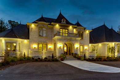 ワシントンD.C.にある巨大なトラディショナルスタイルのおしゃれな家の外観 (レンガサイディング) の写真