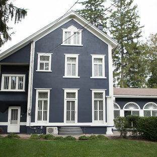 Inspiration för ett stort eklektiskt blått hus, med tre eller fler plan och stuckatur