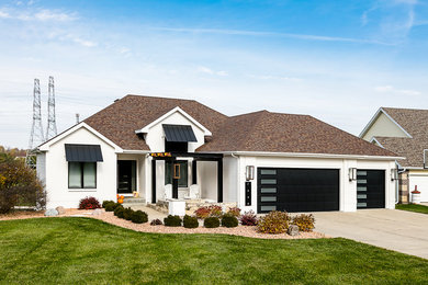Imagen de fachada de casa blanca minimalista de tamaño medio de una planta con revestimiento de piedra, tejado a cuatro aguas y tejado de teja de madera