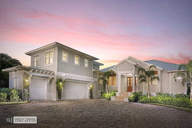 ラグジュアリーな中くらいなビーチスタイルのおしゃれな家の外観 (混合材サイディング) の写真