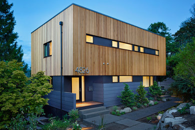 Пример оригинального дизайна: двухэтажный, деревянный, серый дом среднего размера в стиле модернизм с плоской крышей