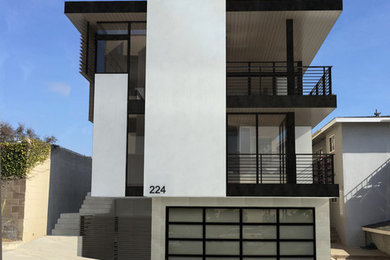 Imagen de fachada de casa blanca minimalista grande de tres plantas con revestimiento de madera y tejado plano
