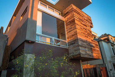 Стильный дизайн: трехэтажный дом среднего размера в стиле модернизм - последний тренд