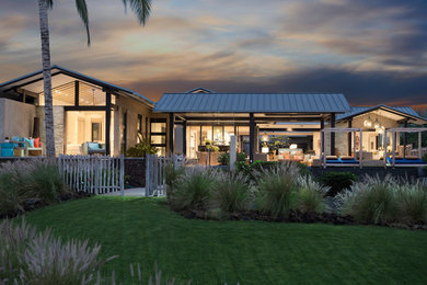Идея дизайна: огромный, одноэтажный, разноцветный частный загородный дом в современном стиле с облицовкой из камня, двускатной крышей и металлической крышей