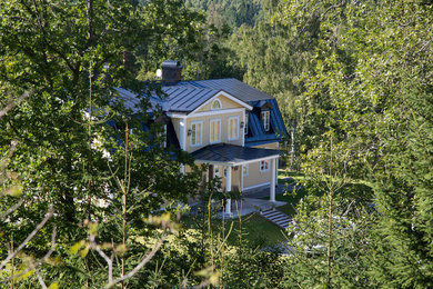 ストックホルムにあるトラディショナルスタイルのおしゃれな家の外観の写真