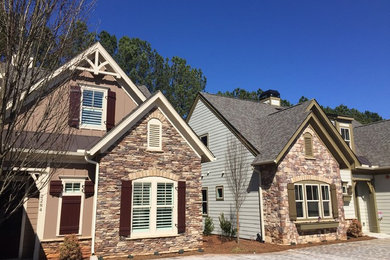 Mittelgroßes, Zweistöckiges Klassisches Einfamilienhaus mit Mix-Fassade, beiger Fassadenfarbe, Walmdach und Schindeldach in Atlanta