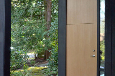 Ejemplo de fachada minimalista de tamaño medio de una planta con revestimiento de madera