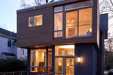 На фото: трехэтажный, серый частный загородный дом в стиле модернизм с облицовкой из бетона с