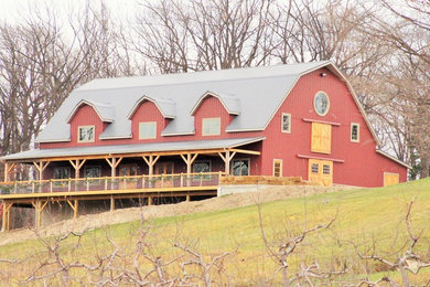 Diseño de fachada de casa roja rústica extra grande de dos plantas con revestimiento de madera, tejado a doble faldón y tejado de metal