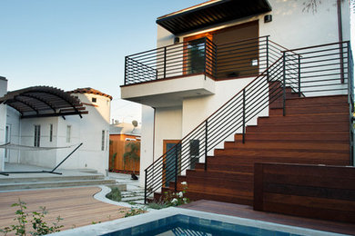 Diseño de fachada blanca minimalista de tamaño medio de dos plantas con revestimiento de estuco y tejado plano