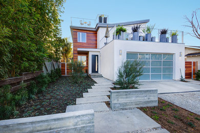 Idee per la facciata di una casa beige contemporanea a due piani con rivestimenti misti