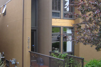Imagen de fachada marrón contemporánea de tamaño medio de dos plantas con revestimientos combinados y tejado plano