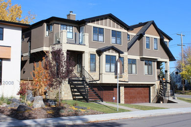 Imagen de fachada marrón de estilo americano grande de dos plantas con revestimientos combinados
